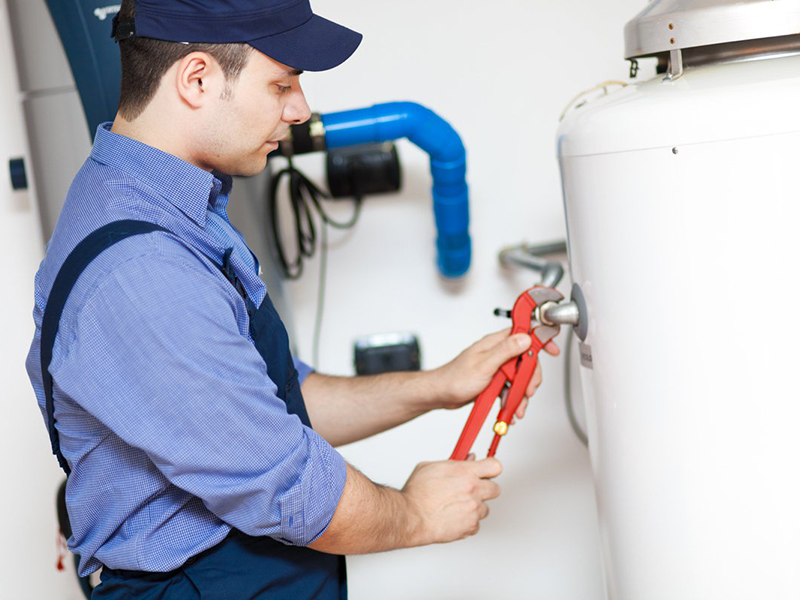 Técnico reparando Termo Atermycal