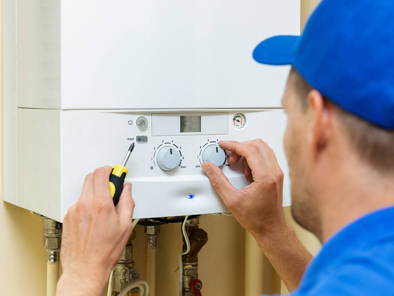 Fotografía de técnico reparando Calentadores Atermycal